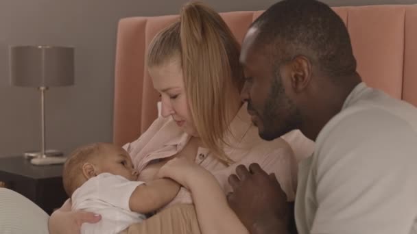 Peito Família Feliz Sentado Cama Falando Homem Africano Assistindo Sua — Vídeo de Stock