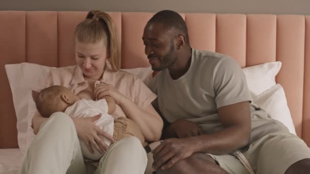 Mediano Largo Familia Feliz Sentado Cama Hombre Africano Viendo Esposa — Vídeos de Stock