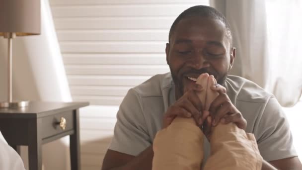 Brust Eines Glücklichen Afrikanischen Mannes Der Hause Die Füße Eines — Stockvideo
