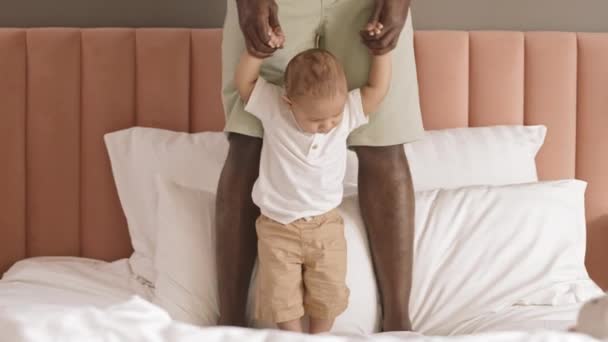 Bir Yaşında Yatakta Yürüyen Tanınmayan Bir Babanın Elini Tutan Gülümseyen — Stok video