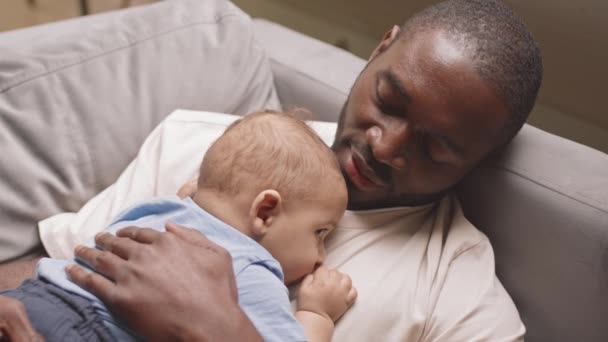Høj Vinkel Søde Etårige Barn Liggende Brystet Omsorgsfuld Ung Far – Stock-video