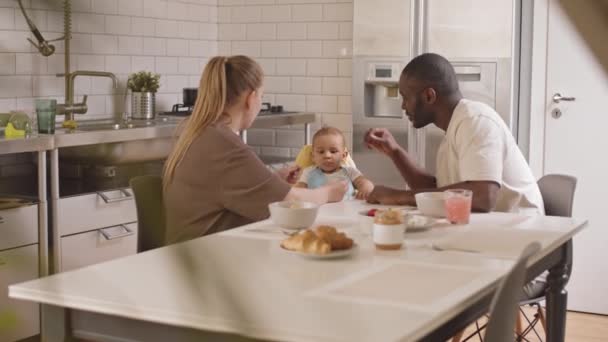 Zijaanzicht Van Blonde Blanke Vrouw Lepel Voeden Haar Zoon Met — Stockvideo