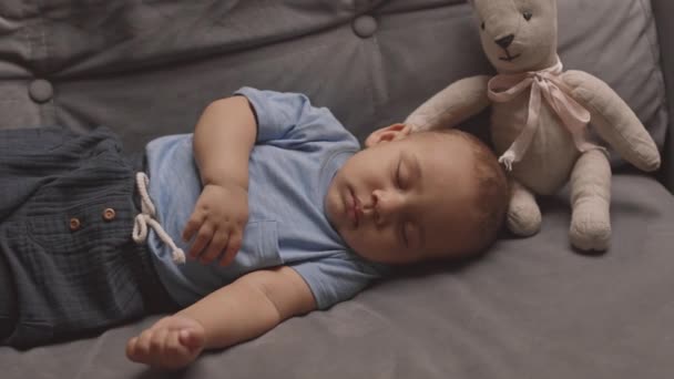High Angle Medium Long Cute Mixed Race Baby Φορώντας Μπλε — Αρχείο Βίντεο