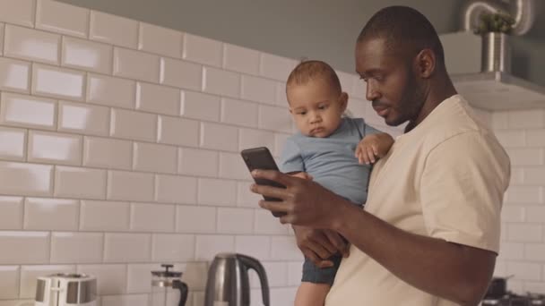 Kantelen Van Jonge Afro Amerikaanse Man Keuken Met Zijn Schattige — Stockvideo