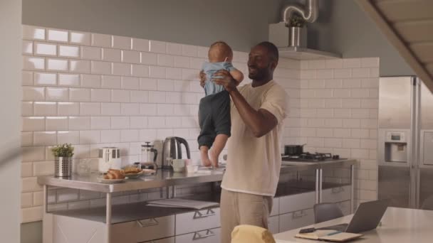 Medium Lange Van Vrolijke Afro Amerikaanse Man Keuken Met Zijn — Stockvideo