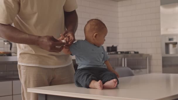 Dikurung Dari Dipotong Babysitter Dikenali Membersihkan Dengan Tangan Serbet Dari — Stok Video
