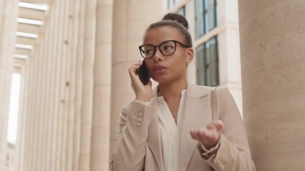 Mittlere Verlangsamung Einer Ernsthaften Geschäftsfrau Mit Gemischter Rasse Die Handy — Stockvideo