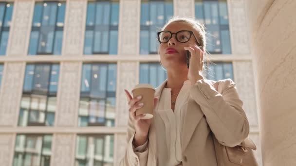 Gözlüklü Kırmızı Rujlu Genç Bir Kadınının Kağıt Bardaktan Kahve Yudumlarken — Stok video