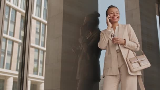 Çağdaş Ofis Binasının Girişinde Arkadaşınla Telefonda Konuşurken Şık Giyinen Gülen — Stok video