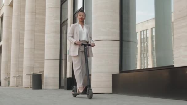Şehir Merkezindeki Modern Ofis Binaları Boyunca Şık Günlük Giysiler Içindeki — Stok video