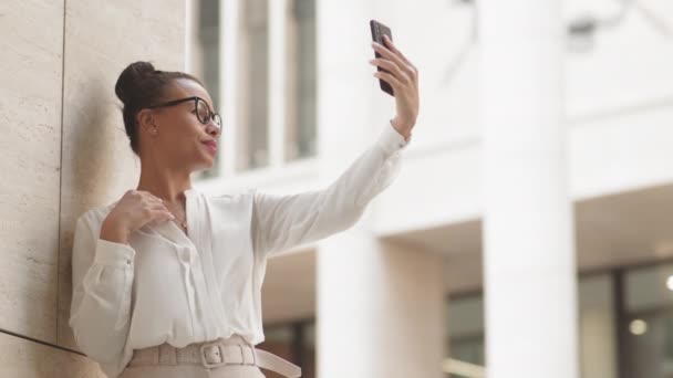 Medium Slowmo Van Aantrekkelijke Jonge Zakenvrouw Het Nemen Van Selfie — Stockvideo