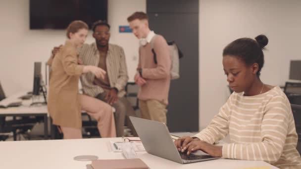 Média Lentidão Grupo Estudantes Universitários Intimidando Sua Colega Afro Americana — Vídeo de Stock