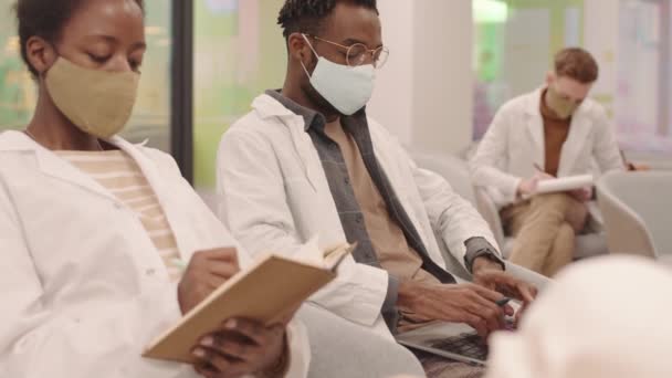 Side View Medium Slowmo Young Afro American Male Medical Student — Αρχείο Βίντεο