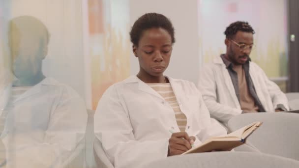 Média Foto Jovem Estudante Medicina Afro Americana Casaco Branco Tomando — Vídeo de Stock