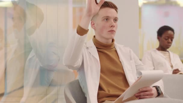 Medellångsam Ung Rödhårig Manlig Läkarstudent Som Lyssnar Professor Som Föreläser — Stockvideo