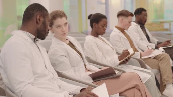 Sidovy Bild Multietnisk Grupp Unga Manliga Och Kvinnliga Medicinska Studenter — Stockvideo