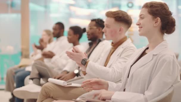 Oldalsó Nézet Közepes Lövés Csoport Fiatal Többnemzetiségű Orvostanhallgatók Fehér Köpenyben — Stock videók