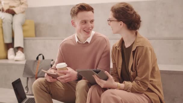 Lentidão Média Alguns Estudantes Universitários Caucasianos Casualwear Descansando Entre Aulas — Vídeo de Stock