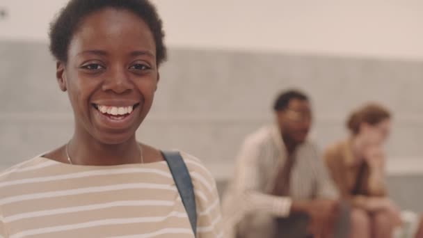 Повільне Зображення Молодої Афро Американської Студентки Капсулі Посміхається Камери Університеті — стокове відео