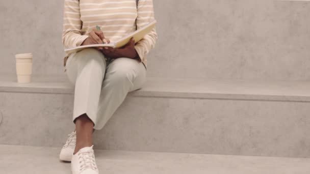 Midsection Studentessa Afro Americana Irriconoscibile Casualwear Seduta Sulle Scale Dell — Video Stock