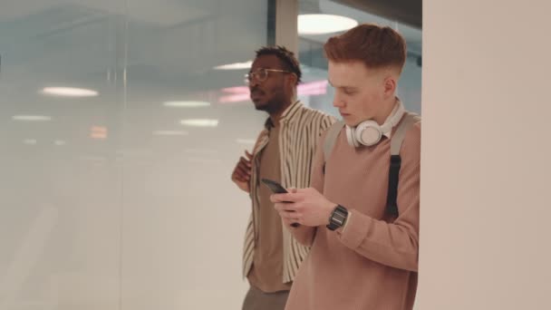 Średnie Spowolnienie Aroganckiego Afro Amerykańskiego Liceum Lub Studenta Zastraszającego Kolegę — Wideo stockowe