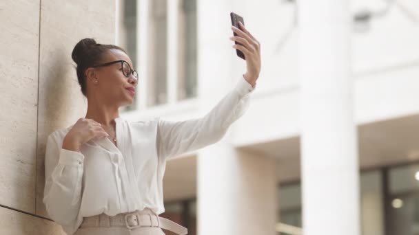 Mediana Lentitud Atractiva Joven Empresaria Tomando Retrato Selfie Teléfono Inteligente — Vídeo de stock