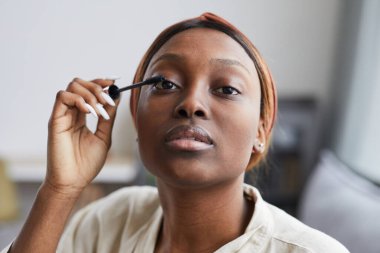 Güzel Genç Kadın Evde Makyaj Yapıyor