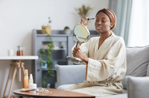 Mujer joven haciendo maquillaje en casa —  Fotos de Stock