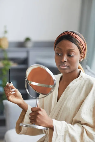 Νεαρή Αφροαμερικανή γυναίκα κάνει μακιγιάζ στο σπίτι — Φωτογραφία Αρχείου
