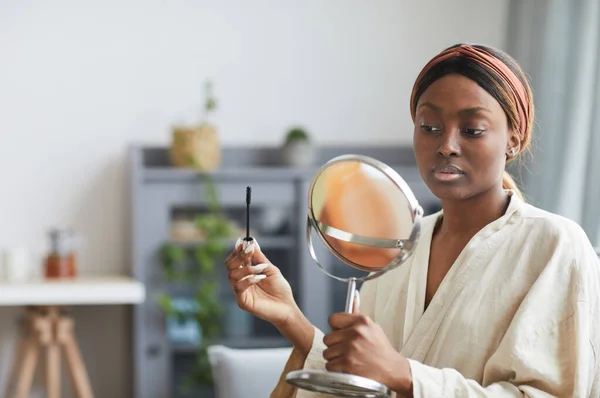 Mujer afroamericana haciendo maquillaje en casa —  Fotos de Stock