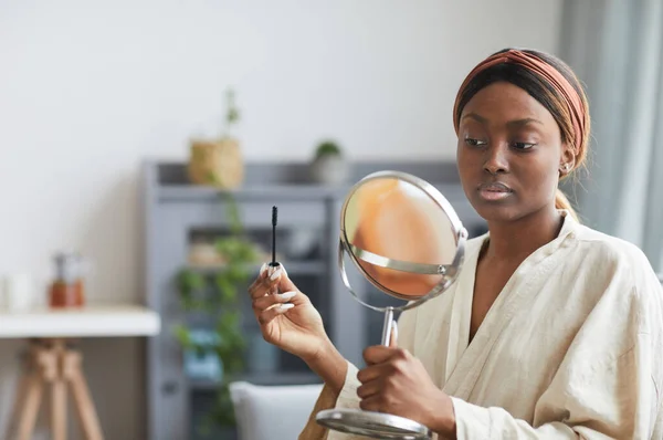 Donna afroamericana che fa trucco a casa — Foto Stock