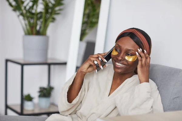 Sorrindo Jovem Mulher Falando por telefone em casa — Fotografia de Stock