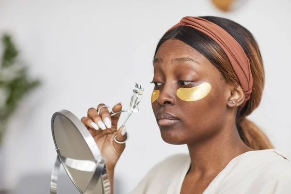 Mujer afroamericana disfrutando de la rutina de belleza —  Fotos de Stock