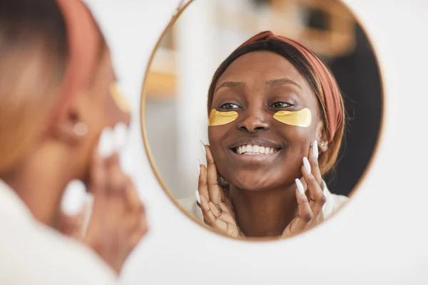 거울에 비벼대는 아프리카계 미국 여성 — 스톡 사진