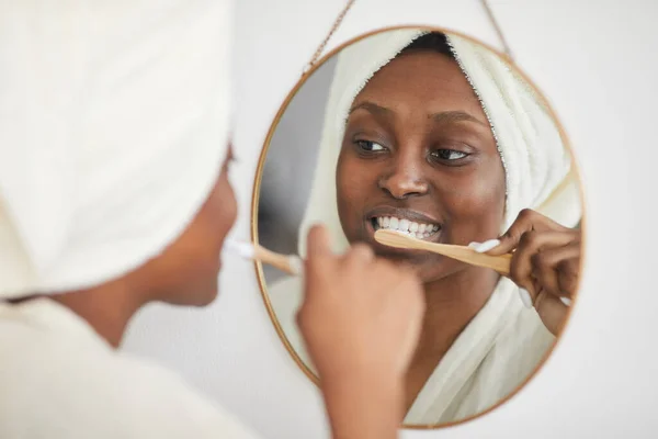 Joven mujer afroamericana cepillándose los dientes —  Fotos de Stock