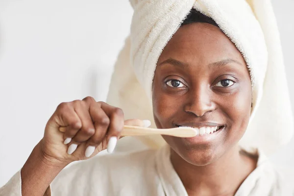 Afro-americano mulher escovar dentes — Fotografia de Stock