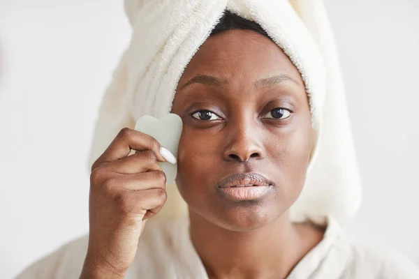 Mulher afro-americana desfrutando de massagem facial — Fotografia de Stock