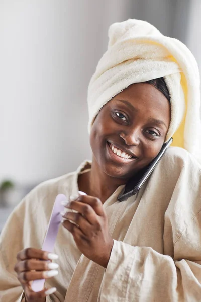 Sonriente mujer afroamericana disfrutando del Día de la Belleza en casa —  Fotos de Stock
