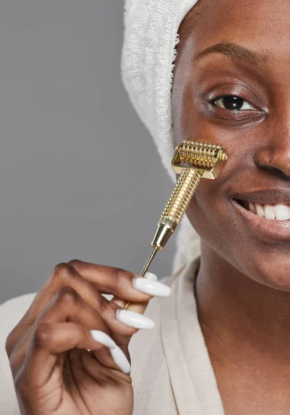 Young African American Woman Enjoying Face Massage — Stock Photo, Image