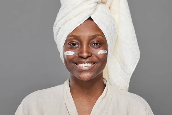 Νεαρή Αφρο-Αμερικανίδα που απολαμβάνει τη φροντίδα του δέρματος — Φωτογραφία Αρχείου
