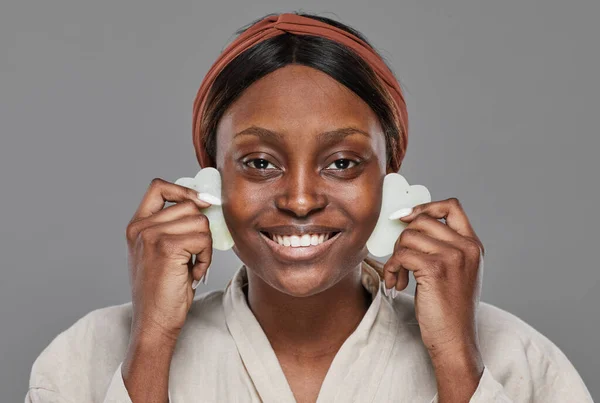Χαμογελώντας African American Woman Απολαμβάνοντας μασάζ προσώπου — Φωτογραφία Αρχείου