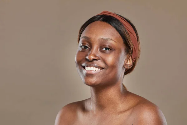 Πραγματική Αφρο-Αμερικανίδα χαμογελαστή — Φωτογραφία Αρχείου