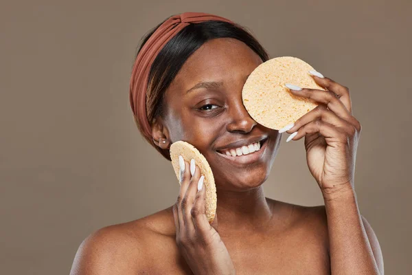 African American Woman Holding Sponge — Φωτογραφία Αρχείου