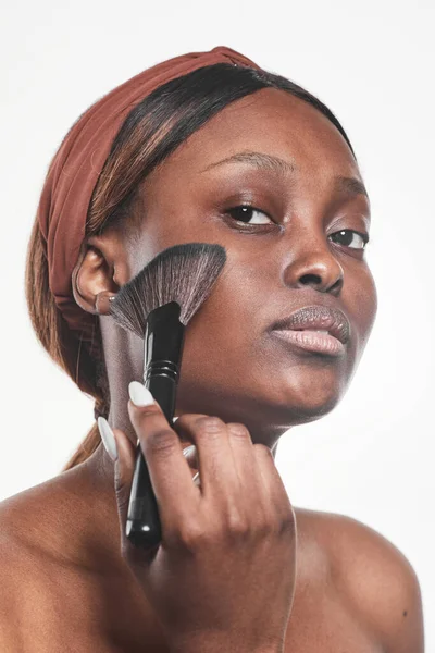 Hermosa mujer sosteniendo maquillaje cepillo —  Fotos de Stock