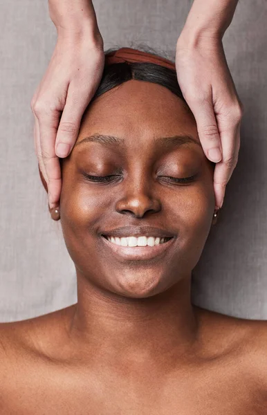 Mujer sonriente disfrutando del masaje facial —  Fotos de Stock