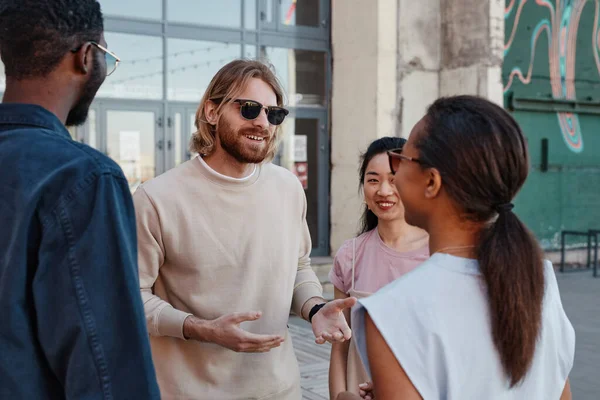 Friends Meeting in City Street — Stockfoto