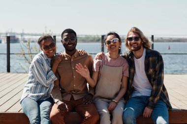 Yaz Şehri 'nde Çeşitli Arkadaş Grubu