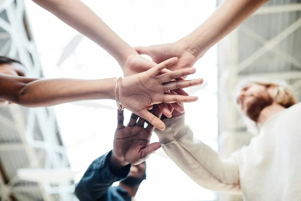 Diverse groep vrienden stapelen handen buiten — Stockfoto