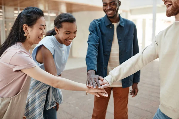 Groep van vrienden stapelen handen buiten — Stockfoto