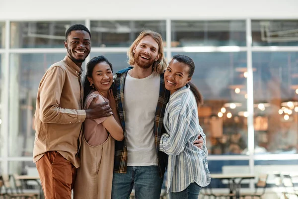 Diversos jóvenes posando en un entorno urbano — Foto de Stock